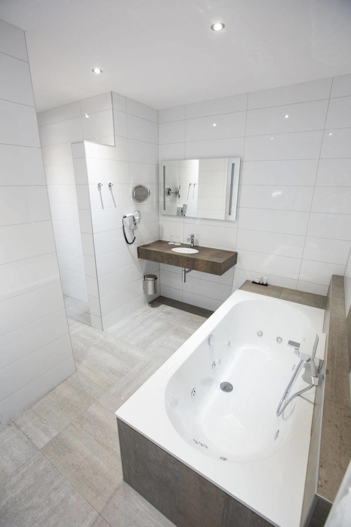 De Twee Linden Hotel Beneden-Leeuwen Bagian luar foto